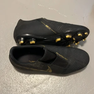 Nike fotbollsskor storlek 40,5 - Bra skick riktigt sköna dojer