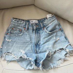 Jeans shorts - Fina shorts från zara, använd med är i fint skick. Storlek 34/Xs. Midwaist