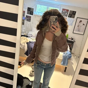 Vinter jacka - Så sjukt gullig vinterjacka, den är jätte jätte varm det är dun i hela sen är det päls i ärmarna! Luvan går att ta av om man vill det💞tyvärr så är dragkedjan sönder men det går nog att laga lätt men det funkar jätte bra att stänga med knapparna också