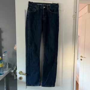 Jeans - Säljer mina lågmidjade jeans från bikbok då de är för små för mig. Köpta för 700kr och inte använda mycket alls, bra skick. Storlek W25 L32. Hör av dig vid frågor eller för fler bilder🥰