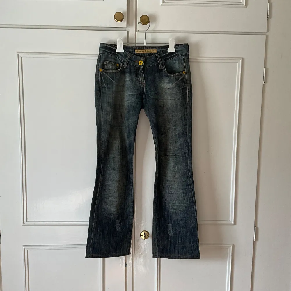 Jag säljer dessa jeans som är i storleken W26 och L34,  jag skulle säga att de passar en S/M. Skriv för övriga mått eller frågor💕 märket är CIPO&BAXX. Jeans & Byxor.