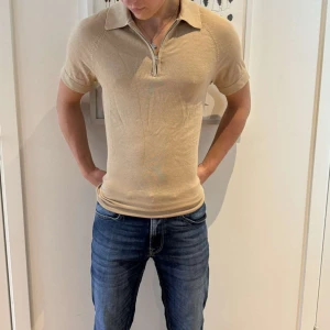 Pike H&M - Musclefit, sitter nära och bekvämt på kroppen Knappast rörd