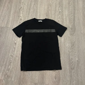 Lacoste T-shirt (svart) - Storlek S  Nyskick