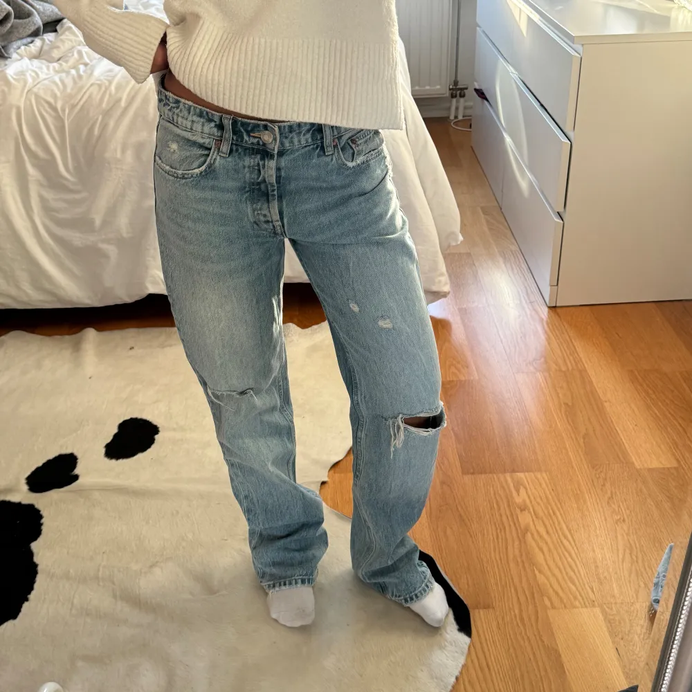 Jeans med slitningar, från zara. Jeans & Byxor.