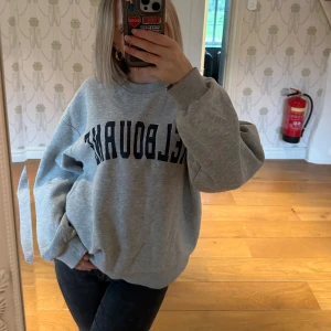 Grå sweatshirt  - En grå sweatshirt med tryck från gina🩶 Storlek M, jag är 156cm så är lite stor på mig🩶