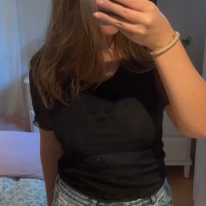 Svart topp med detaljer  - Svart topp med olika detaljer, den har glitter och sammet detaljer💕 storlek M