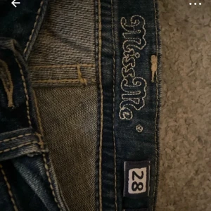 Miss me jeans - Dom är väldigt fina med guld på fickorna där bak dom är lite bootcut 