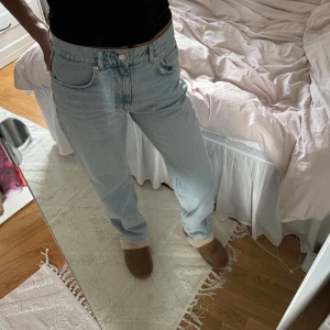 Gina Tricot 90s high waist jeans  - Storlek 38 och innerbenssömmen är 82 cm. Byxorna är i nyskick och endast använda 1-2 gånger. 