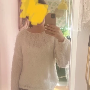 Vit stickad tröja💞 - Superfin vit stickad tröja från only, storlek S. Bra skick! Säljer då jag har en liknande som jag använder mer!💞