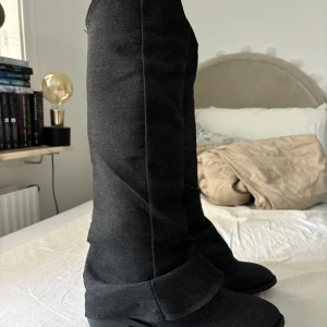 Svarta boots utan klack - Ett super bra alternativ när man vill ha boots men fortfarande vara bekväm. Köpts i April, aldrig använda. Givenchi style storlek står 41 men passar som 39