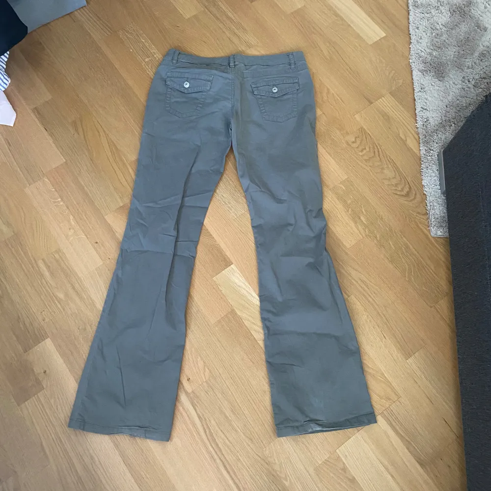 Köpt secondhand, men väldigt bra kvalitet. De är botcut och har fina detaljer  Midja 40cm  Höft 50 cm Innerbenslängd 84cm  . Jeans & Byxor.