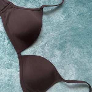 Intimissimi push up bh - Mörk brun push up bh från intimissimi. Sitter jätte skönt och skaver inte alls. Storlek 75AA. Använt en gång