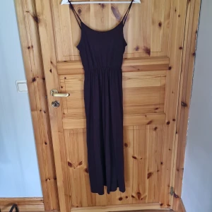 Mörklila långklänning - Säljer en mörklila/vinröd långklänning med smala axelband. Noppror finns.