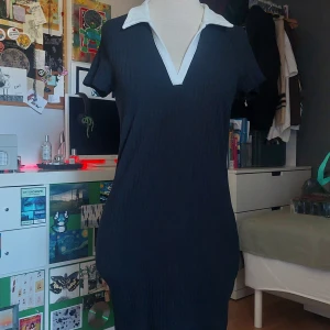 Fin klänning - En svart klänning med vit krage, köppt på H&M nästan knälång. Burit få gånger. Slimfit, bekväm.