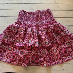 Supersøtt skjørt! - Selger dette fine skjørtet fra temu som er helt identisk til det virale skjørtet fra «meet me there». Skjørtet har innebygd shorts og selges da det dessverre ikke blir brukt.