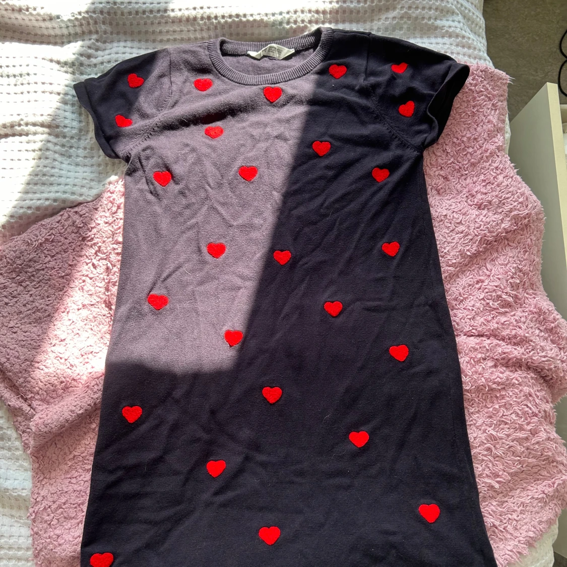 Svart klänning med röda hjärtan - 90