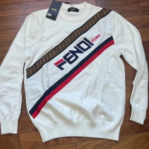 Fendi tröja - Säljs väldigt fin,bekväm tröja aldrig använd 