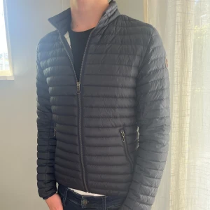 Colmar Jacka - Säljer en rikigt skön colmar jacka som är perfekt nu för hösten. Om du söker en bekväm och snygg jacka nu till hösten e denna rätta. Skicke 10/10 rikigt fräsh. Priset är inte hugget i sten. Modellen är 176 och väger 62kg.