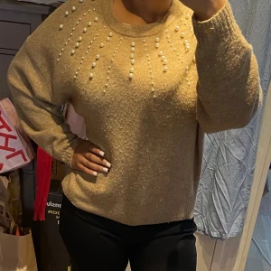 Stickad tröja med pärlor - *Brun stickad tröja med vita pärlor   *storlek L   *inga skador eller missfärgningar 