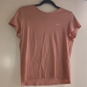 Rosa t shirt  - Rosa fin t shirt i storlek S där det står love. 