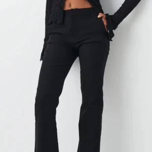 Svarta Kostymbyxor - Säljer mina nya kostymbyxor från Gina Tricot. Aldrig använda endast testade på, går ej att returnera då tiden gått ut och lappen är borttagen. Skit snygga på. 