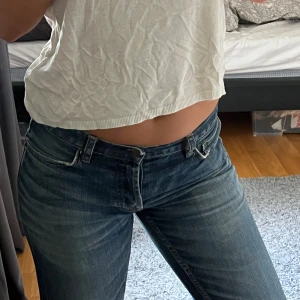lågmidjade jenas - lågmidjade utsvängda jeans tyväär för korta för mig 💕 midjemått: ca  innerbenslängd: ca 