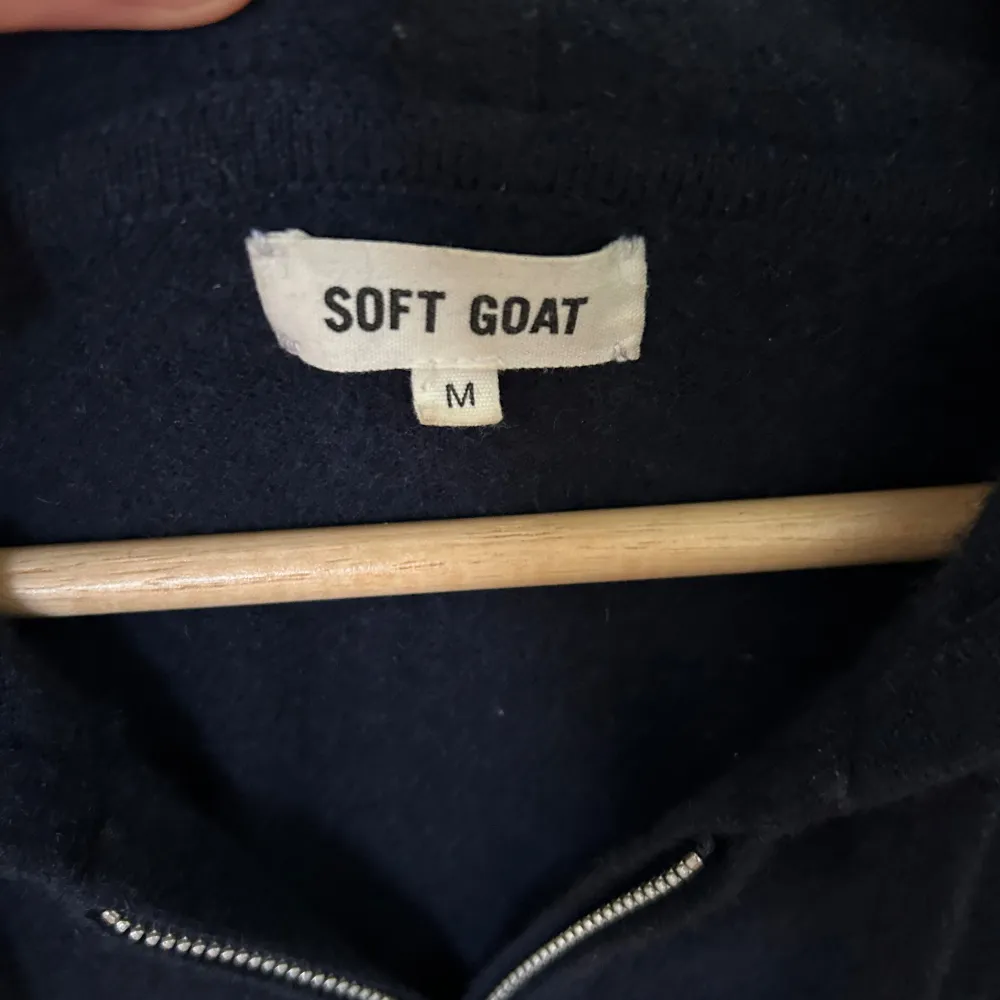 Hej, nu säljer jag en fett softgoat 100% kashmir zip hoodie, nypriset på denna här hoodien är 2700kr men mitt pris 1200. Storlekn är M (men passar också som s) jag är också öppen för byten och ifall ni har några funderingar så är det bara att skriva🙌. Hoodies.