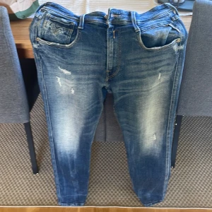 Replay Anbass - Hej! Säljer ett par Replay Anbass jeans som är i gott skick. Nypris ca 1750. Meddela vid fundering. Köparen står för frakt.