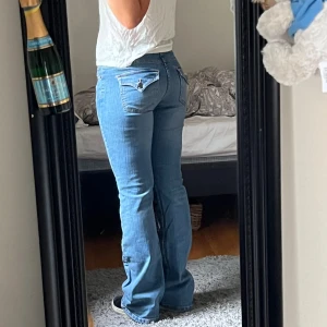 lågmidjade jeans  - säljer fler liknande lågmidjade bootcutjeans💕 midjemått: ca 39 innerbenslängd: ca 84