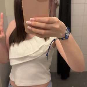 En vit off shoulder tröja - En jätte fin tröja från Gina young i strl 170 men är som en S! Använd fåtal gånger då den inte kommer till användning.