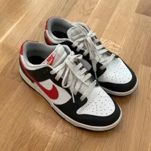 Säljer ett par Nike dunk low retro dragon red i storleken 40,5 Skick 7/10