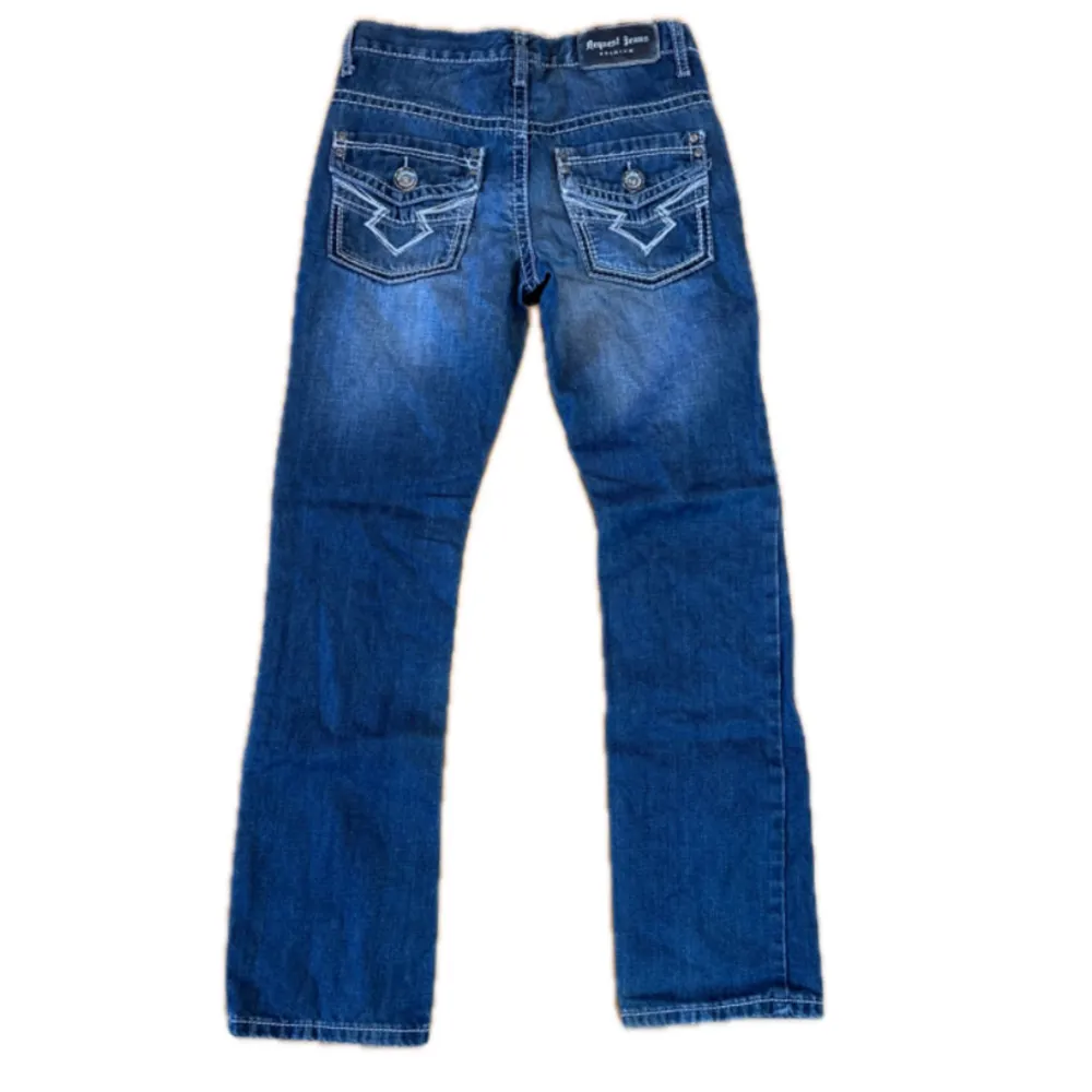 Vintage Request Jeans! EJ stretchiga och måtten är: Midja 36,5 cm, Längd 93 cm, Tveka inte att skriva vid ytterligare frågor!⭐️. Jeans & Byxor.