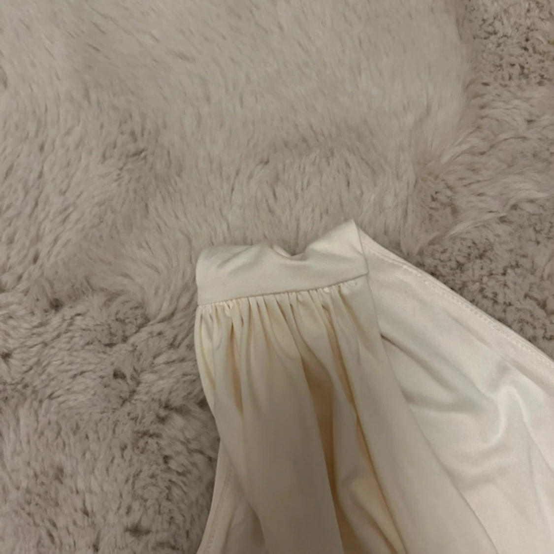 Vit draperad oneshoulder topp från H&M - 92