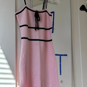 Rosa klänning - Säljer denna super söta stickade klänning från SHEIN. Klänningen är aldrig använd utan säljer pga aldrig används