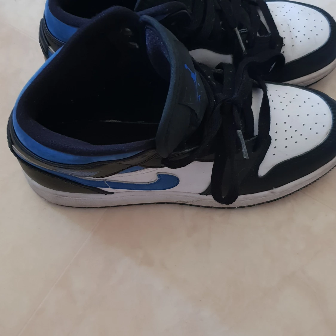 Nike Air Jordans i svart, blå och vit - 90