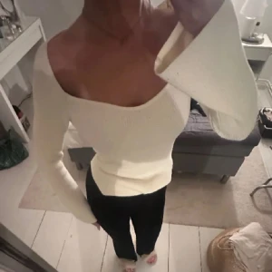 Långärmad tröja  - Fin beige tröja perfekt till hösten. Köpte den här på Plick förra veckan (augusti 2023) men den passar ej. Passar som S. Tröjan har utsvänga ärmar. Bilden är lånad från förra säljaren.