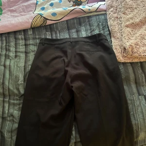 Kostymbyxor från Gina Tricot - Har använt dessa max 3 gånger,  storlek 42 dom sitter som en smäck! Nypris 400🫶🏽