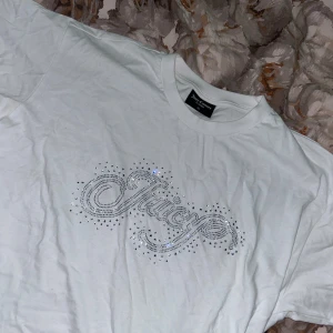 Juicy couture t shirt - Storlek XL men skulle nog säga mer M/L, använd 1-2 gånger helt ny!❤️ nypris 600