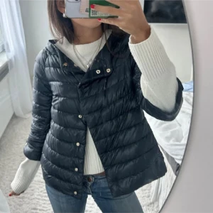 Herno jacka❤️ - Säljer min ur snygga herno jacka!😍 säljer då den inte kommer till använding😭 köptes här på Plick så gamla ägarens bilder❤️