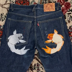 Evisu jeans - Köpta dyrt men e för små för mig nu. Kan köpas billigare vid snabb affär