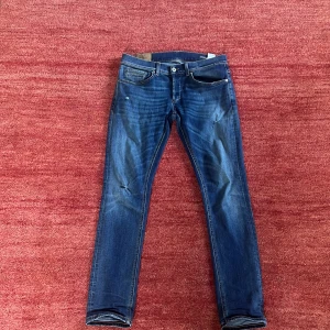 Dondup George - Säljer nu dessa as feta dondup George med slitningar. Jeansen är i storlek 33, tveka inte att fråga om det är något💥💥