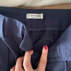 Kostymbyxor  - Marinblå kostymbyxor, köpt från Bershka. Sitter jättesnyggt på och är väldigt bekvämt