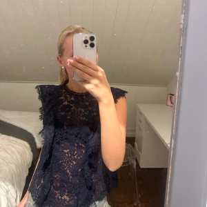 Spetströja  - Marinblå spetströja från zara, används ej och är använd ett fåtal gånger!! Kom gärna med prisförslag🤗