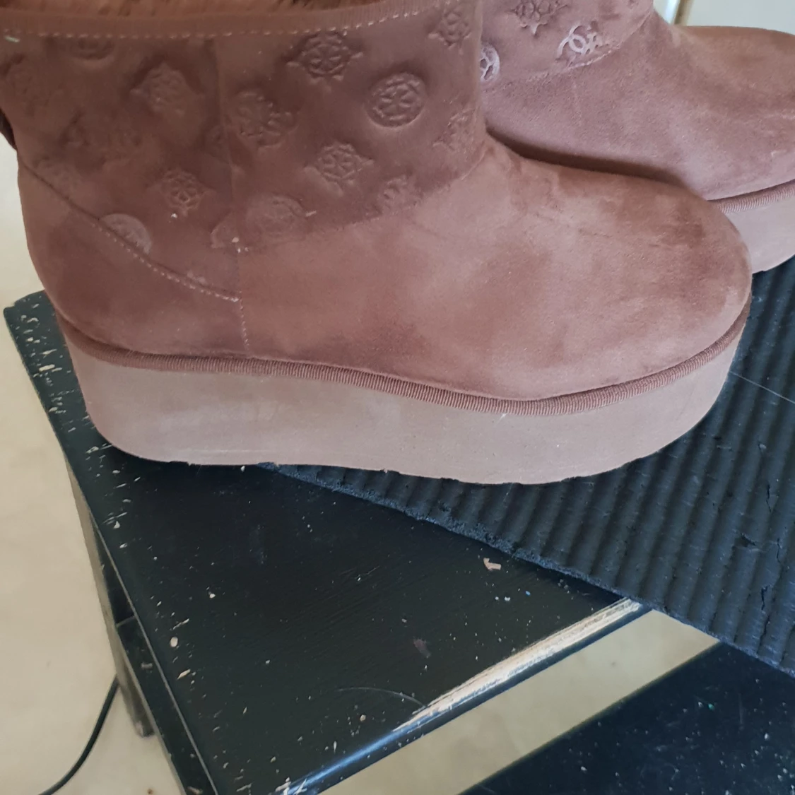 Bruna mocka boots från Guess - 90