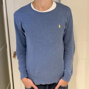 Ljusblå merinotröja från Ralph Lauren. Inga defekter på tröjan. Size S (slim fit) modellen är 177cm. Hör av dig vid funderingar! Nypris (2 199kr)