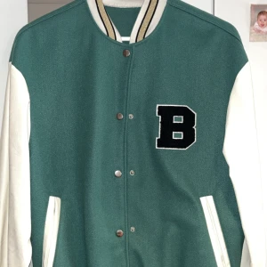 Jacka  - Man kan ha den nu till skolan när det börjar bli lite kyligt men inte vill ha en tjock jacka på sig då passar denna perfekt.