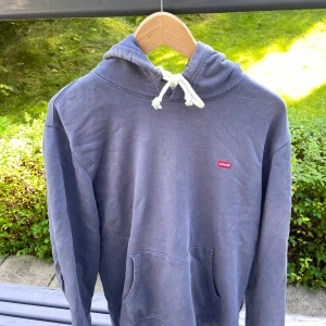 Levis Hoodie Size M - Använd men fortfarande i bra kvalitet. 100% bomull. Skicka meddelande för mer detaljer