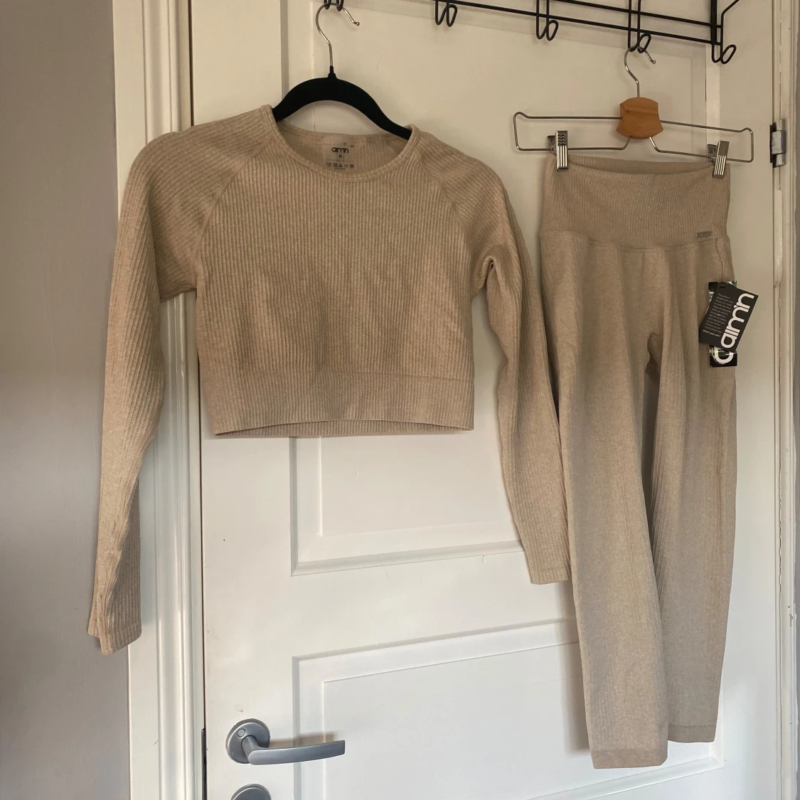 Beige ribbad croppad tröja från Aim'n - 90