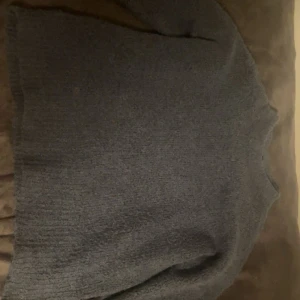 marinblå stickad tröja från lager 157 - har använt ett par gånger med den är lite för stor (den är storlek M) och den är i väldigt bra skick! 