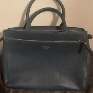 Don donna hand väska 👜 - Den är i jätte bra skick och den är såå vacker, den passar till allt och är perfekt storlek. 